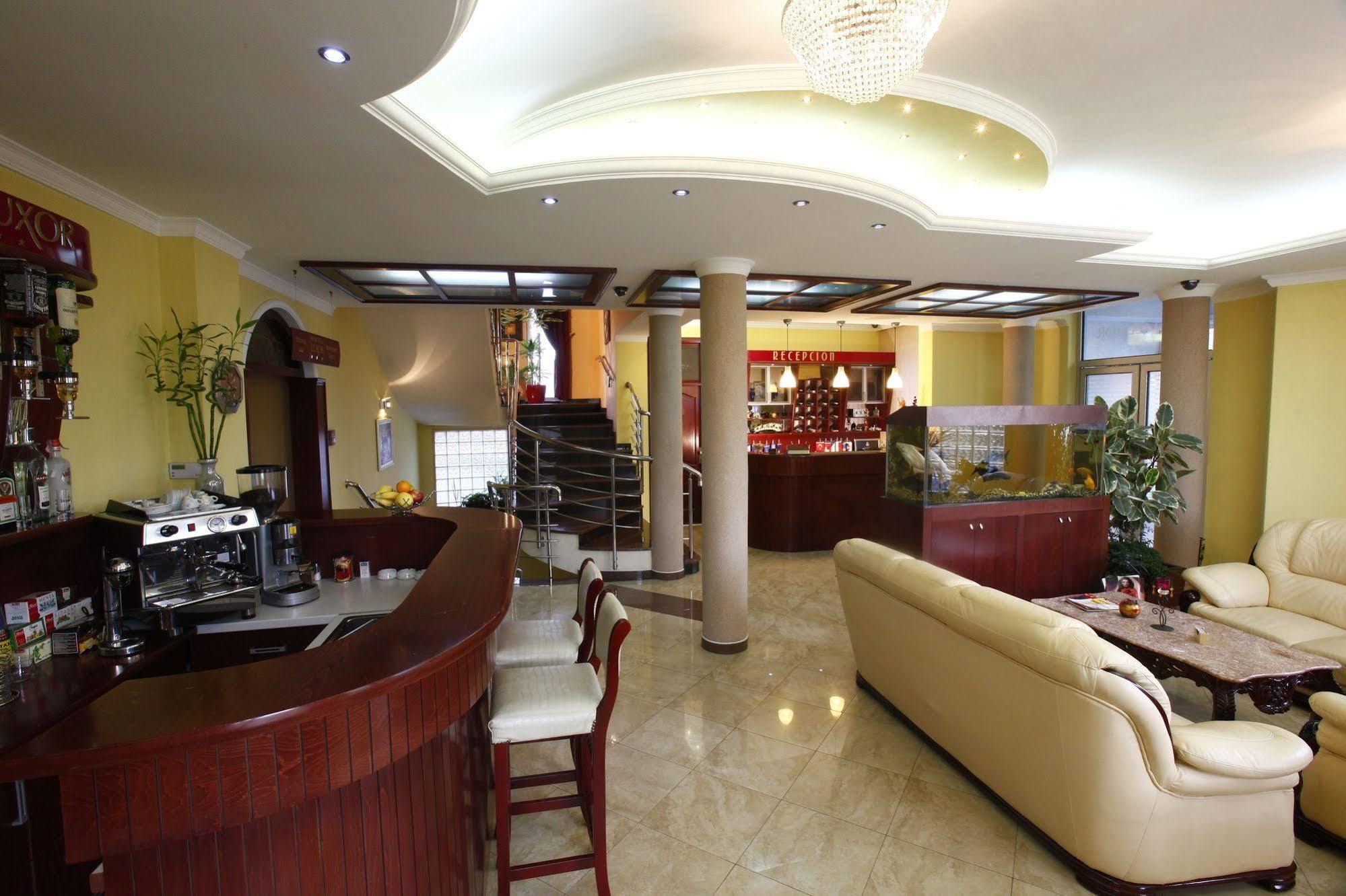 Hotel Luxor Suto Orizari Exterior foto